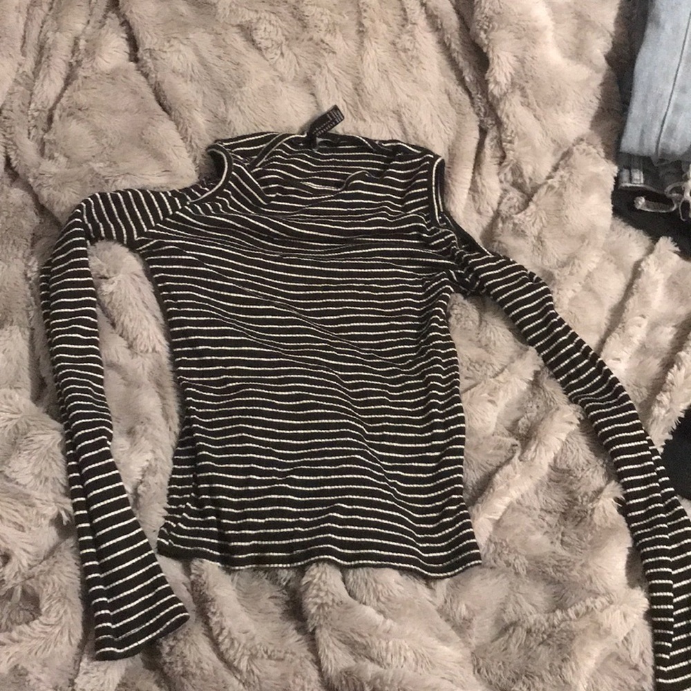 Crop top. Off the shoulder long sleeve.